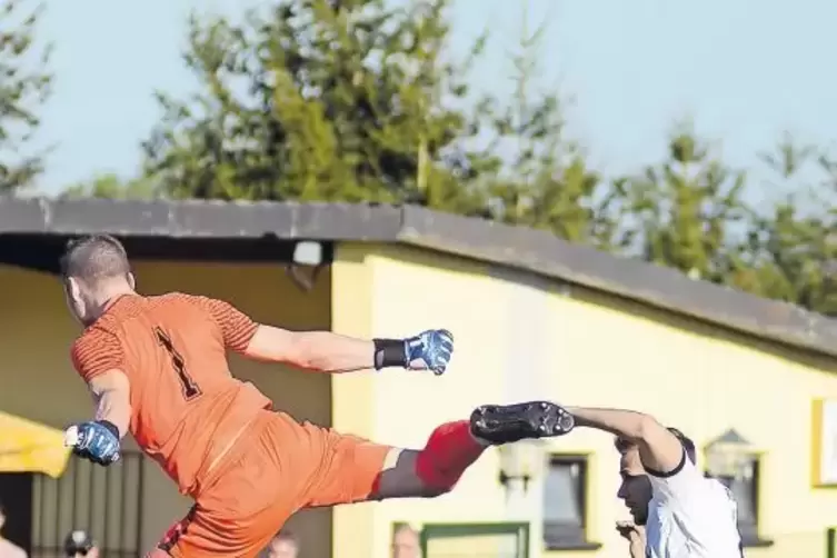 Luftsprung: Rassiges Duell zwischen dem Steinbacher Sebastian Walther und Joshua Purket, dem Torwart des SV Nanz-Dietschweiler.