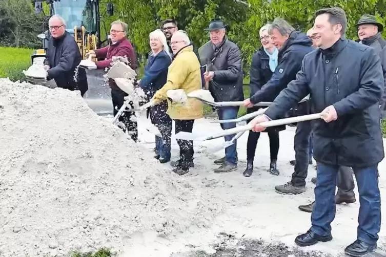 A’gschippt is: Planer, Politiker sowie Vertreter der Verwaltung und der Baufirma beim offiziellen Spatenstich für die Renaturier