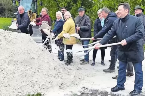 A’gschippt is: Planer, Politiker sowie Vertreter der Verwaltung und der Baufirma beim offiziellen Spatenstich für die Renaturier