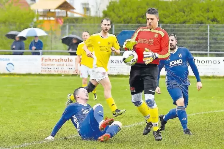 Raus aus dem Gehäuse: SG VB/SVI-Tormann Alexander Matle rettet vor Tobias Groh (links) und Daniel Preuß (rechts).