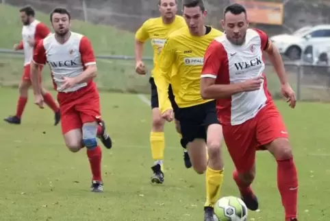 Eilen mit dem VfR Hundheim-Offenbach Richtung A-Klasse: die „Ballermänner“ Marcel Kolb (rechts) und Lukas Weck (links) , die zus