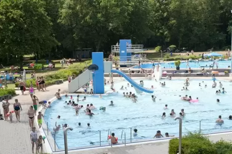 Die Badeutensilien können schon mal gerichtet werden: Ab 11. Mai wird das Rodenbacher Waldfreibad voraussichtlich wieder geöffne