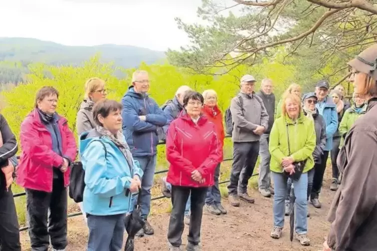 Die Teilnehmer des Wandertages wurden unterwegs von den Südwestpfalz-Gästeführern unterhalten.