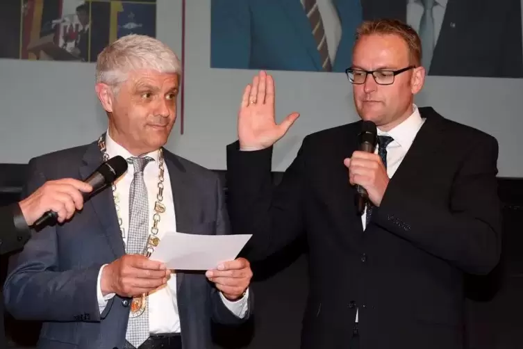 Bernhard Matheis (links) vereidigt seinen Nachfolger Markus Zwick.  Foto: bcr