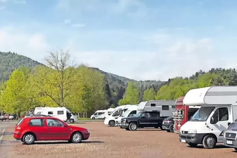 Nicht alle Wohnmobilisten, hier ein Bild von 2018 vom Parkplatz beim Sportpark, sind Wildcamper. Wenn sich allerdings einige für