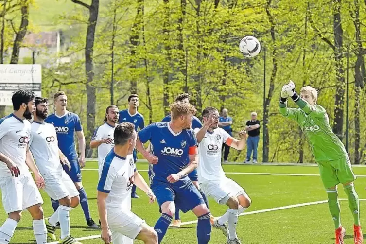 Eine der wenigen Torraumszenen: Rieschweilers Torwart Jan Ohle (rechts) faustet den Ball vor den bereitstehenden Bad Kreuznacher