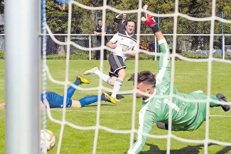 Alexander Wiemers trifft zum 2:0 für Edesheim. Haßlochs Fabian Theel kommt nicht mehr an den Ball.