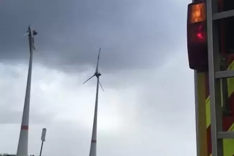 Das Windrad an der A 62 bei Freisen war beim Sturm Anfang März beschädigt worden. Nun wird es wieder aufgebaut.  Archivfoto: Dir