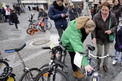 Gebrauchte Fahräder stehen auf dem Rathausplatz wieder zum Verkauf. Foto: BOLTE