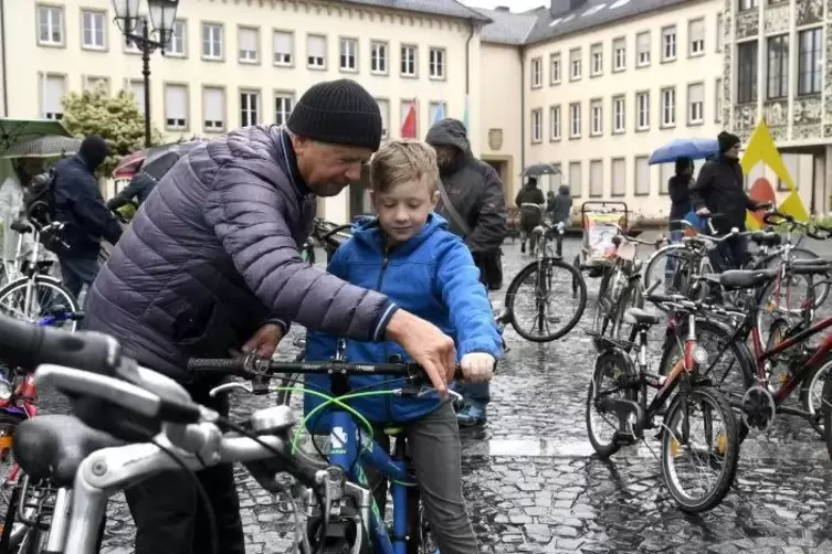  Nicht alle ließen sich vom Dauerregen abhalten. Hier erklärt Jan Stogala (links) Nico Schäfer, wie die Gangschaltung an diesem 