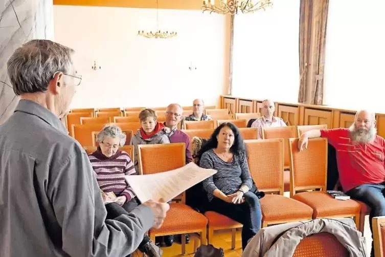 Gästeführer Klaus Brenner informierte im Landgrafensaal zum Thema „Es werde Licht“.