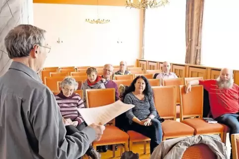 Gästeführer Klaus Brenner informierte im Landgrafensaal zum Thema „Es werde Licht“.