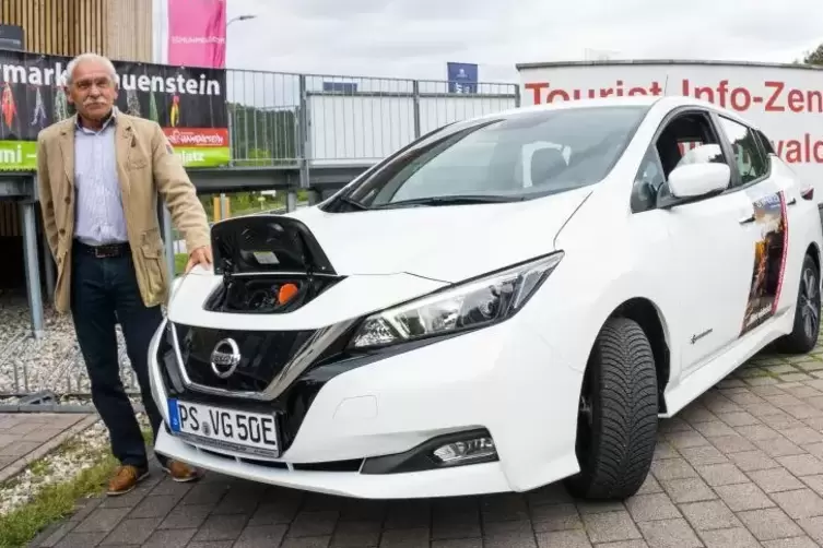 Verbandsbürgermeister Werner Kölsch mit dem neuen E-Auto. Foto: RAN