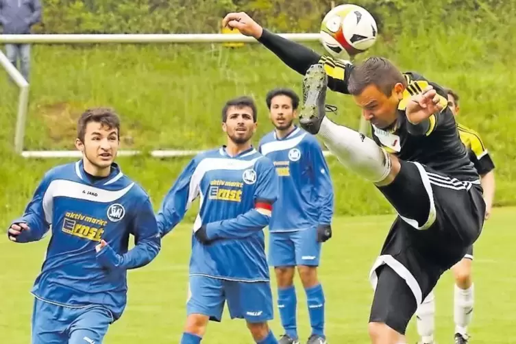 Akrobatisch-biegsam: Jan Groh vom SV Battweiler II gibt alles, kann den Balll aber nicht aufs Tor des SVN Zweibrücken II lenken.