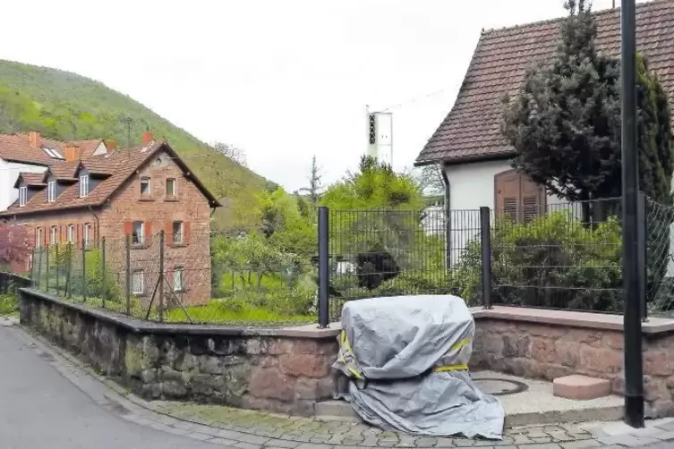 Noch verhüllt wie von Christo: der künftige Schlossbergbrunnen.