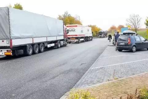 Bislang gibt es zwölf Parkplätze für Pkw und drei für Lkw auf dem Autobahnparkplatz bei Steinbach. Ursprünglich war ein bewirtsc