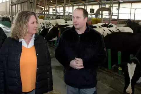 Im Stall aufs Laufende gebracht: Bad Kreuznachs Landrätin Bettina Dickes zu Besuch beim Callbacher Landwirt Veit Mohr.  Foto: SA