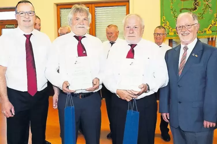 Der Zweite Vorsitzende des Kreischorverbands, Manfred Schröder (rechts), ehrte Michael Fischer (2.v.li.) und Franz Simon (2.v.re