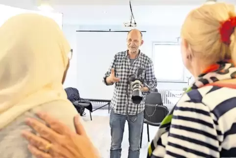 Asila Maow und Chris Ludwig posieren für das Foto von Thomas Brenner (Mitte). Das Bild mit dem ungleichen Anwaltsduo Markus Zorn