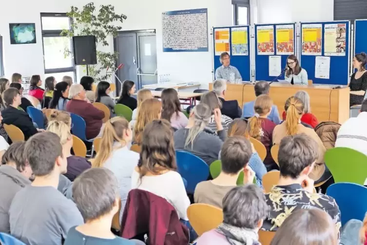 Interessiert: Die Zuschauer im Saal lauschten den 13 Autoren, die nacheinander ihre Texte präsentierten.