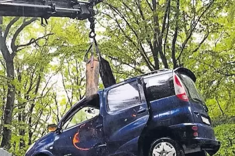 Die Fahrerin hat laut Polizei vermutlich die regennasse, kurvige Strecke unterschätzt und dann die Kontrolle über das Auto verlo