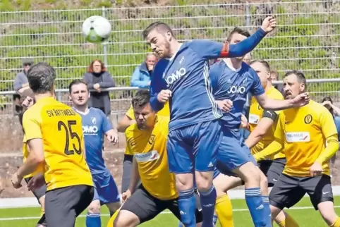 Der Ausgleich für Rieschweiler ist unterwegs: Kapitän Fabian Schäfer trifft nach einer Ecke zum 2:2.