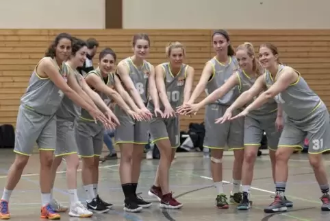 Champions: die Bergzabernerinnen (von links) Rani Detroy, Judith Köhrer, Susam Koltan, Nora Zoller, Sabine Bott, Lisa Rapp, Sand