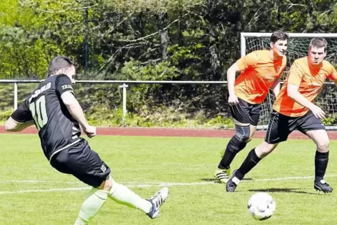 Foulelfmeter verwandelt: Marvin Thürling (links) trifft für den FV Münchweiler zum 1:1 gegen die SpVgg Waldfischbach/Burgalben I