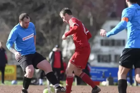 Gesetzte Größen bei der SG Mühlbach/Neunkirchen: Lars Müller (links) und Kapitän Marcel Sieche , hier gegen „Edo“ Dominik Heyd. 