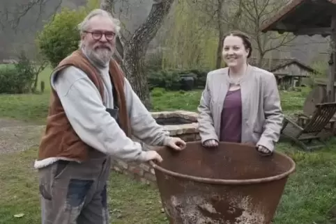 Josef Matiné öffnet am Sonntag seinen Garten für Gäste. Pfarrerin Janina Kuhn ist mit dabei, hält aber keine klassische Predigt.