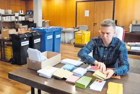 Konzentration ist gefragt: Azubi Julian Schmitz bereitet in der Dahner „Werkstatt“ Wahlunterlagen vor.