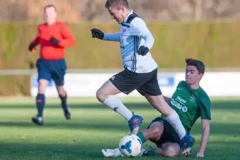 Burglichtenbergs Max Klein (weiß) wird von Joshua Schwab (SG Hüffler/Wahnwegen vom Ball getrennt. Foto: m. hoffmann