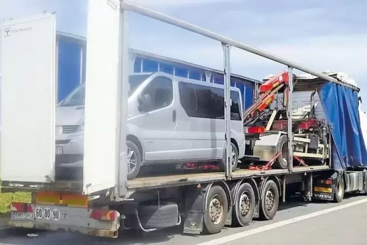 Siebeneinhalb Stunden lang haben Polizisten einen Lastwagen auf einem Autobahnparkplatz bei Kirchheimbolanden kontrolliert.