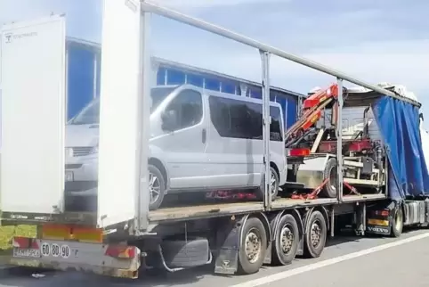 Siebeneinhalb Stunden lang haben Polizisten einen Lastwagen auf einem Autobahnparkplatz bei Kirchheimbolanden kontrolliert.