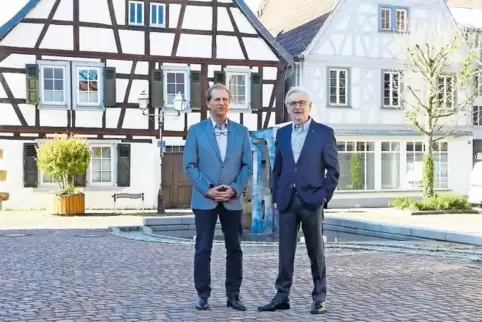 Thema Innenstadt: die Rockenhausener Bürgermeisterkandidaten Michael Vettermann (links) und Karl-Heinz Seebald – hier auf dem Ma
