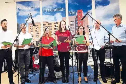 Das Ensemble „Singfusion“ hatte sich nicht nur dem Madrigal verschrieben, sondern auch dem globalen Motto des Konzerts.