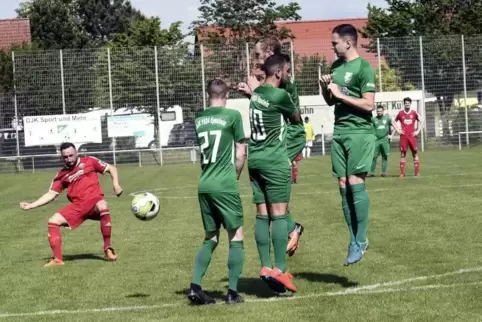 Gleich fällt das 0:1: Patrick Langohr (links) zirkelt einen Freistoß an der DJK-Mauer vorbei ins Tor. Die Führung der Gäste hiel