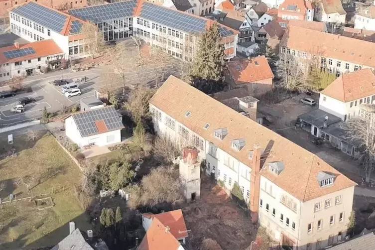 Der Bauplatz für die neue Kita St. Elisabeth, die auf dem Gelände der ehemaligen Süddeutschen Schuhfabrik (Bildmitte) und in Nac