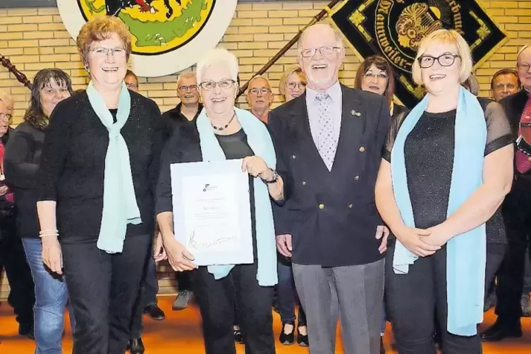 Die Vorsitzende des Sängerbundes Carmen Cherdron (rechts) und ihre Stellvertreterin Annerose Brucker (links) mit Sängerin Karin 