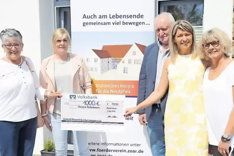 Edeltraud Leib, Katharina Weber und Ransweilers Ortsbürgermeister Karlheinz Sundheimer übergaben den 1000-Euro-Scheck an Zoar-Di