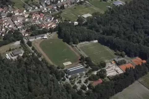 Attraktive Lage: Vom Schaidter Sportzentrum und den nahen Wohnmobil-Stellplätzen ist es nicht weit in den Bienwald.  Foto: Sandb
