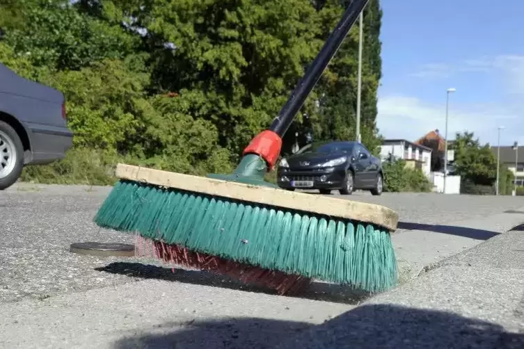 Der Mann war gerade dabei, die Straße zu kehren, als er von einem vorbeifahrenden Wagen erfasst wurde. Symbolfoto: Kunz 