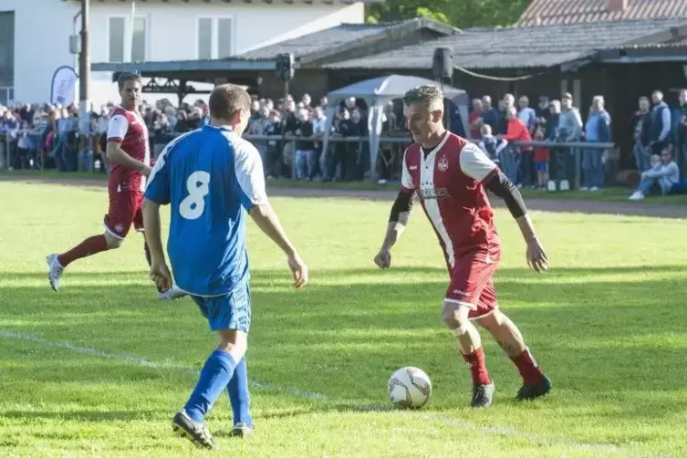 Ihm gelang zwar kein Tor, aber er war einer der Besten in der Traditionsmannschaft des 1. FCK: Daniel Graf (rechts). Vor ihm Dom