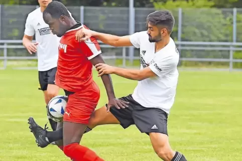 Fußgönheims Verteidiger Mikail Terzi (rechts) bedrängt den Rüssinger Renan De Oliveira Silva.