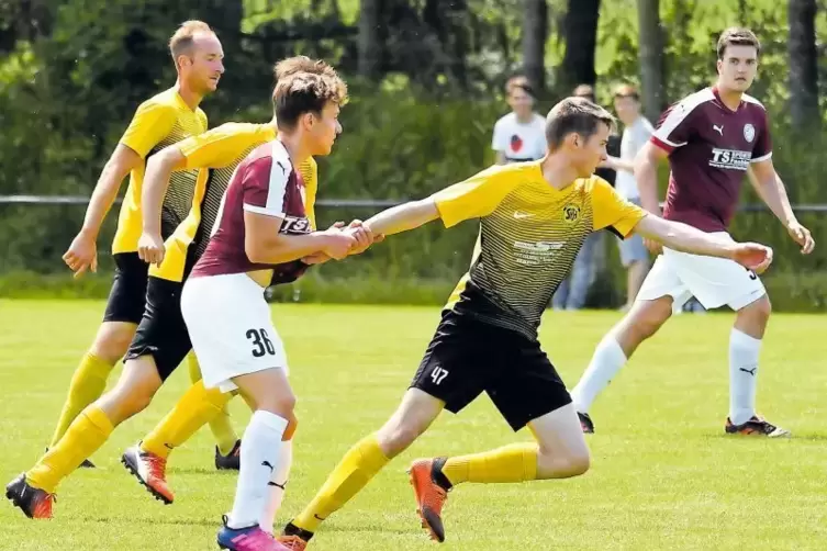 Dafür gab es die Gelbe Karte: Franz Xaver Höh von der SG Harsberg-Schauerberg hält Nico Juner vom SV Hermersberg II fest.