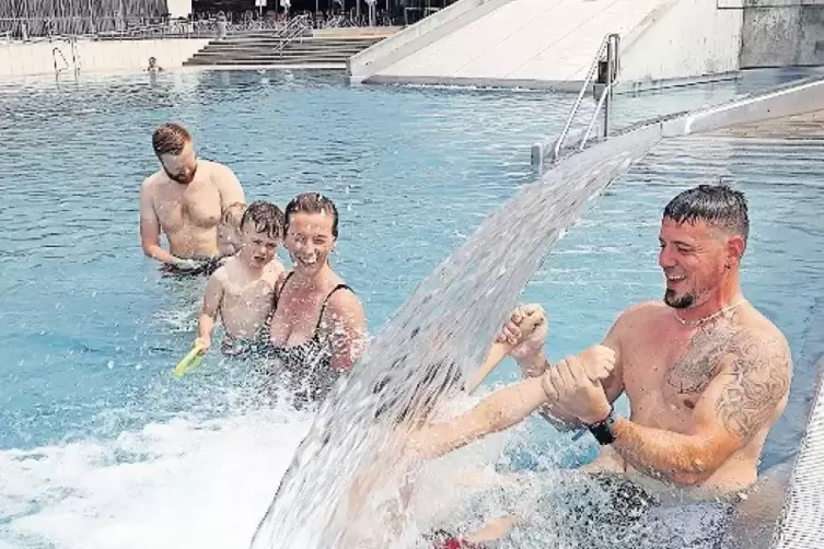 Kalte Dusche: Freibadbesucher am Samstag im Bademaxx.