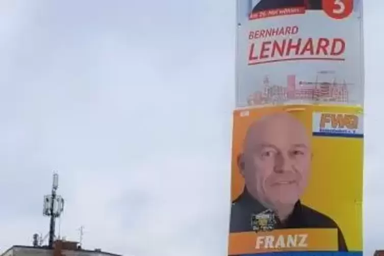 Wahlplakate in der Kaiserslauterer Pirmasenser Straße/Ecke Rudolf-Breitscheid-Platz.   Foto: Böhmer