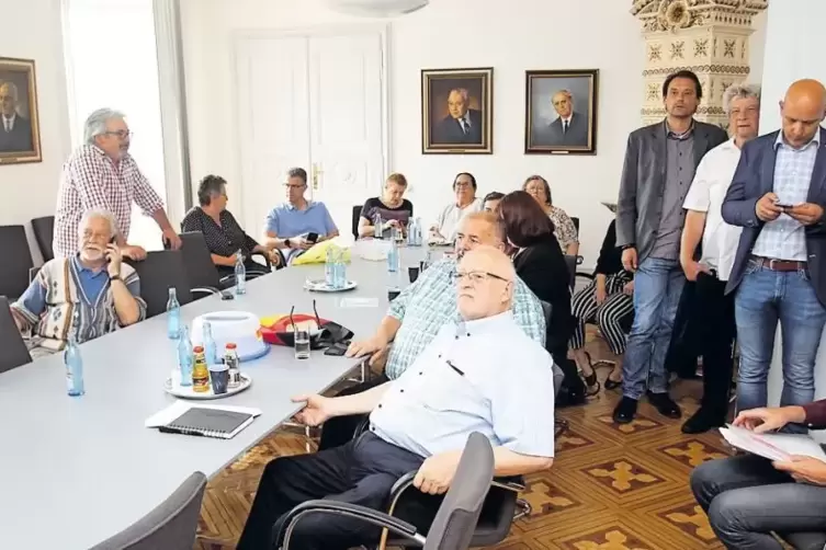 Im kleinen Sitzungssaal des Rathauses warteten gestern quer durch die Parteien Kandidaten für den Stadtrat und die Ortsbeiräte a