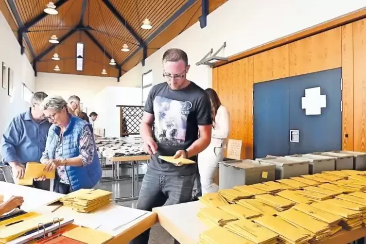 Auszählung am Sonntagabend im Rathaus in Lingenfeld: Marvin Müller öffnet die Briefwahlunterlagen.