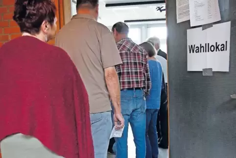 Schlangestehen in einem Wahllokal in Rockenhausen. Die Wahlbeteiligung lag diesmal deutlich höher als vor fünf Jahren.